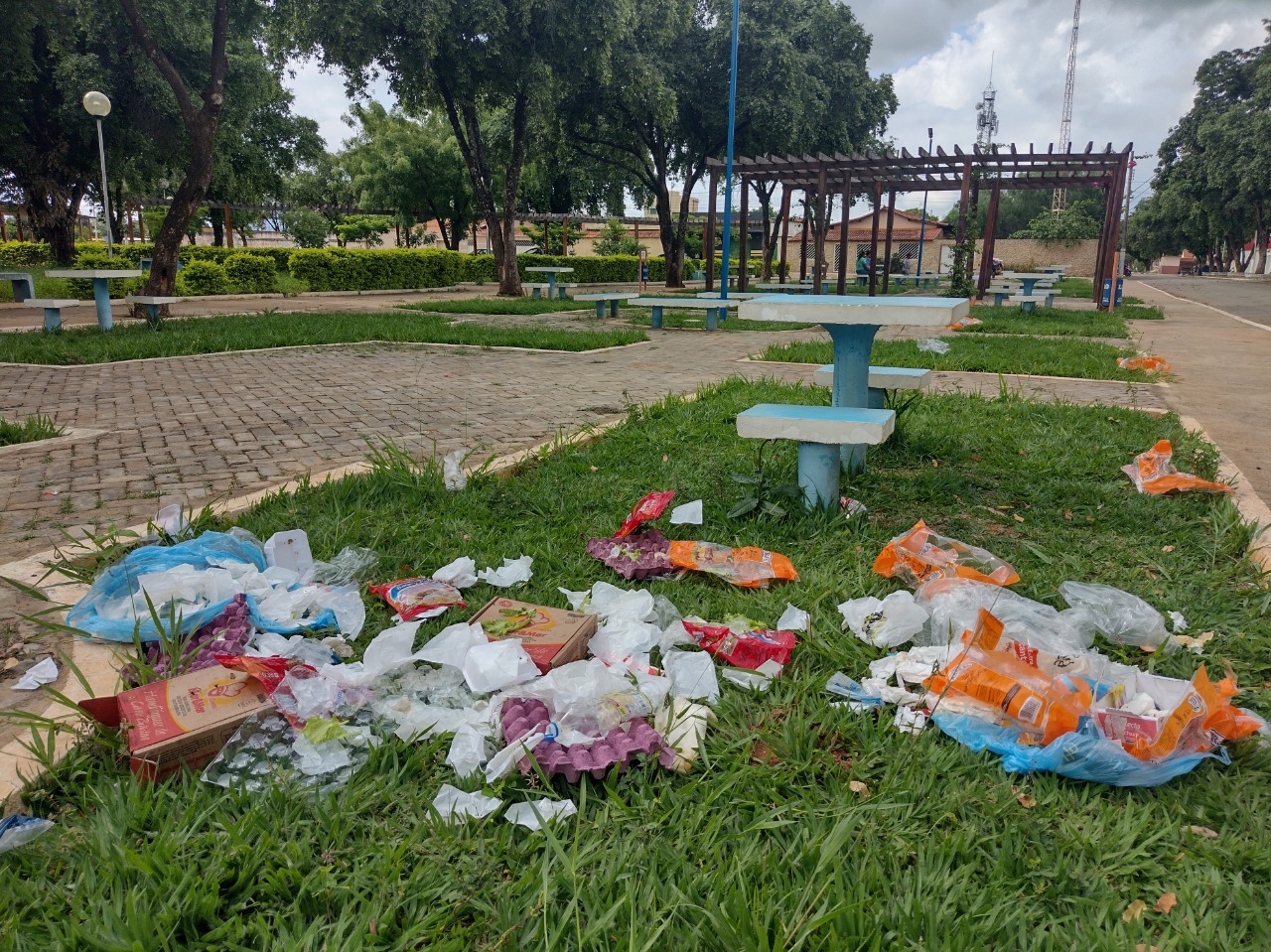 MANTER A CIDADE LIMPA É UM ATO DE CIDADANIA, NÃO JOGUE LIXO NOS ESPAÇOS PÚBLICOS