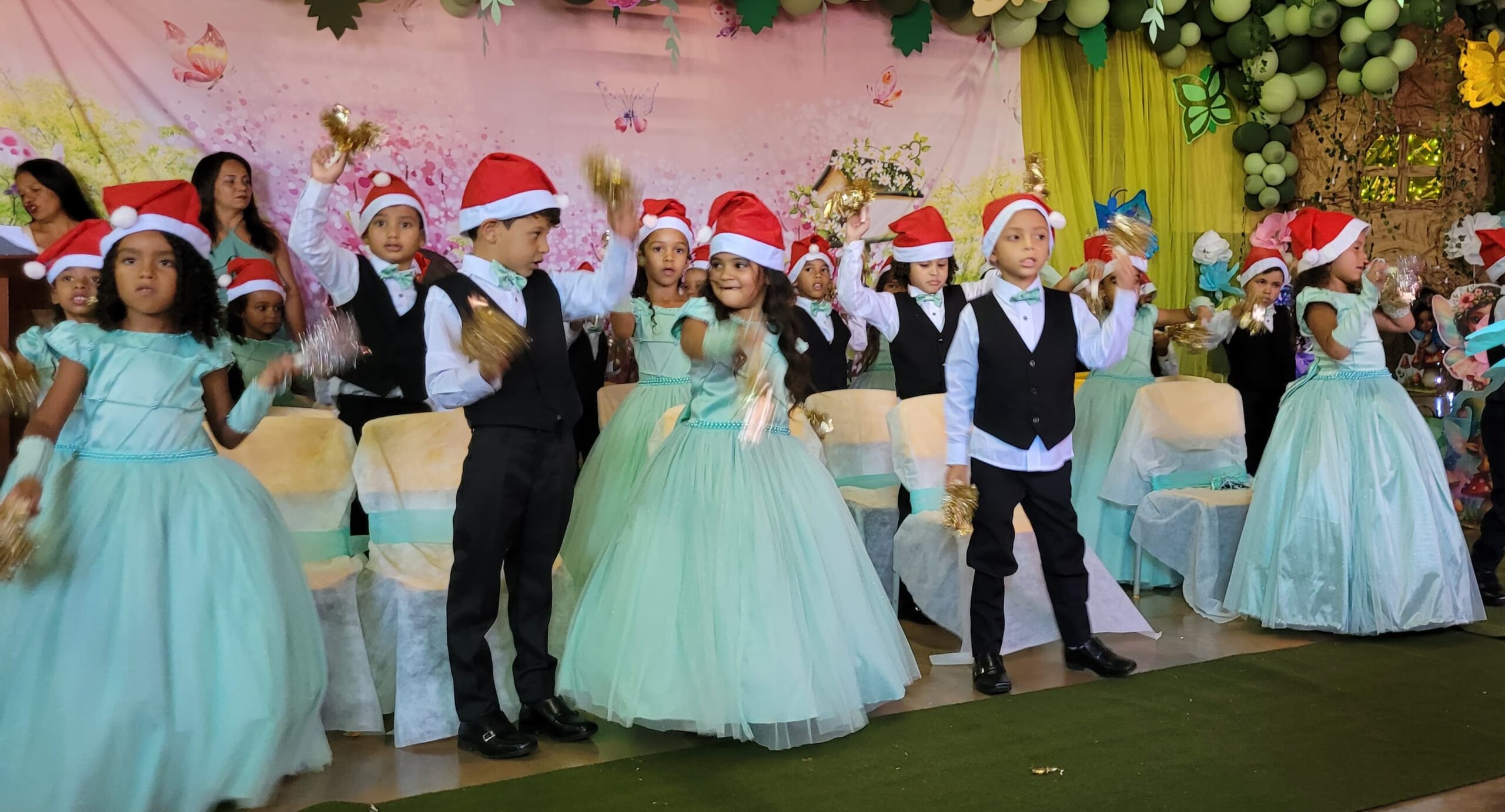 ENCANTO, MAGIA E EMOÇÃO MARCAM SOLENIDADES DE FORMATURA DOS CEMEIs