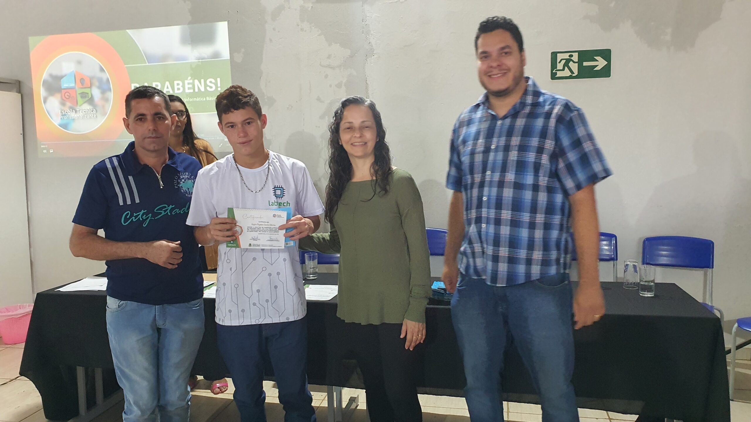 Prefeitura entrega certificados do curso de informática ??