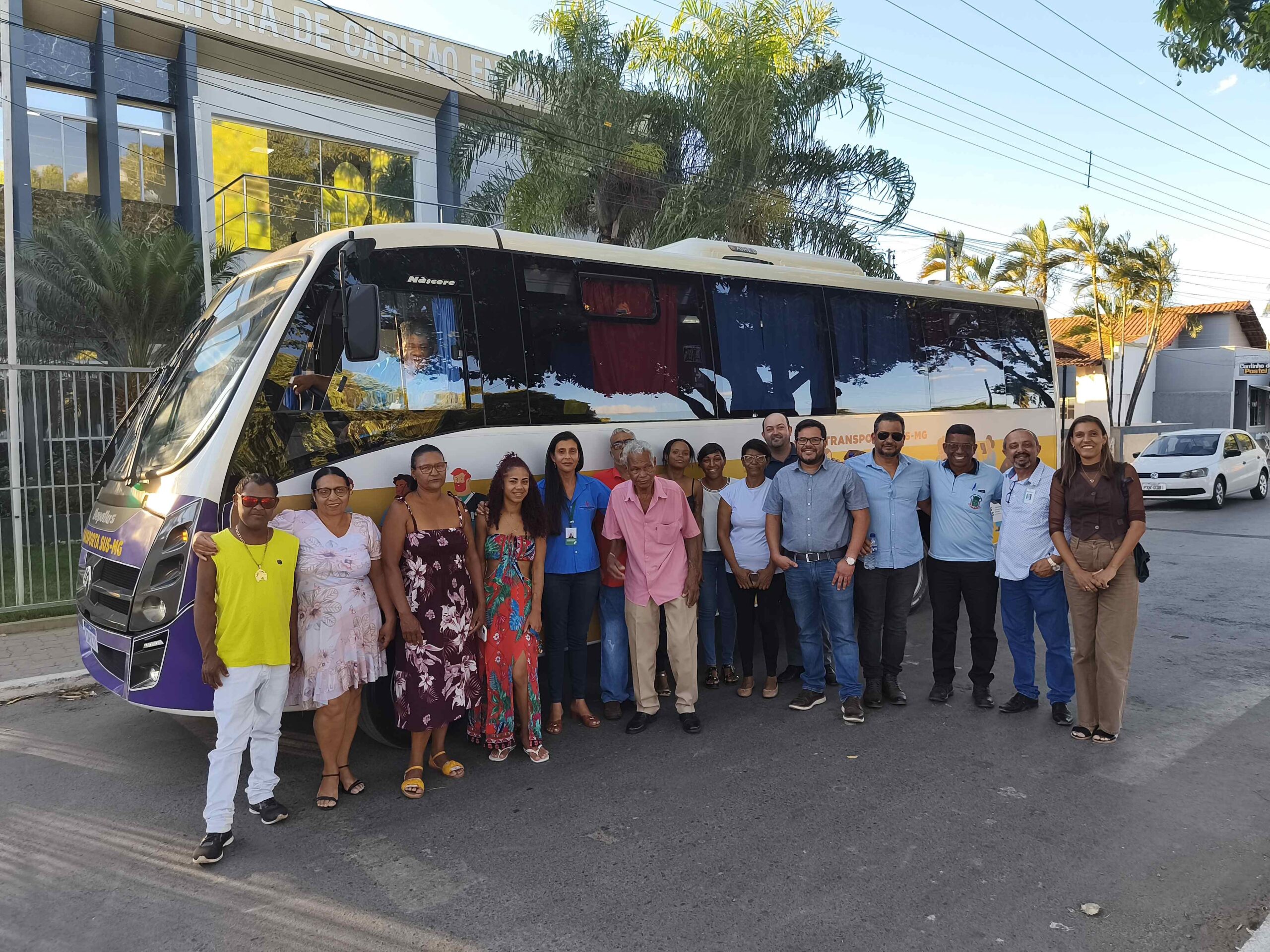 Prefeitura de Capitão Enéas reforça a Saúde com novo ônibus para transporte de pacientes